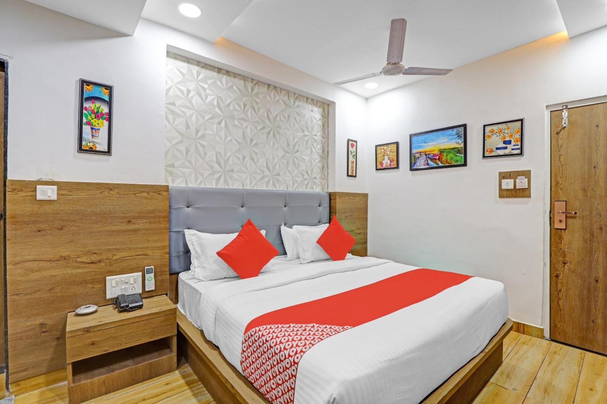 אחמדאבאד Hotel O R S Palace מראה חיצוני תמונה
