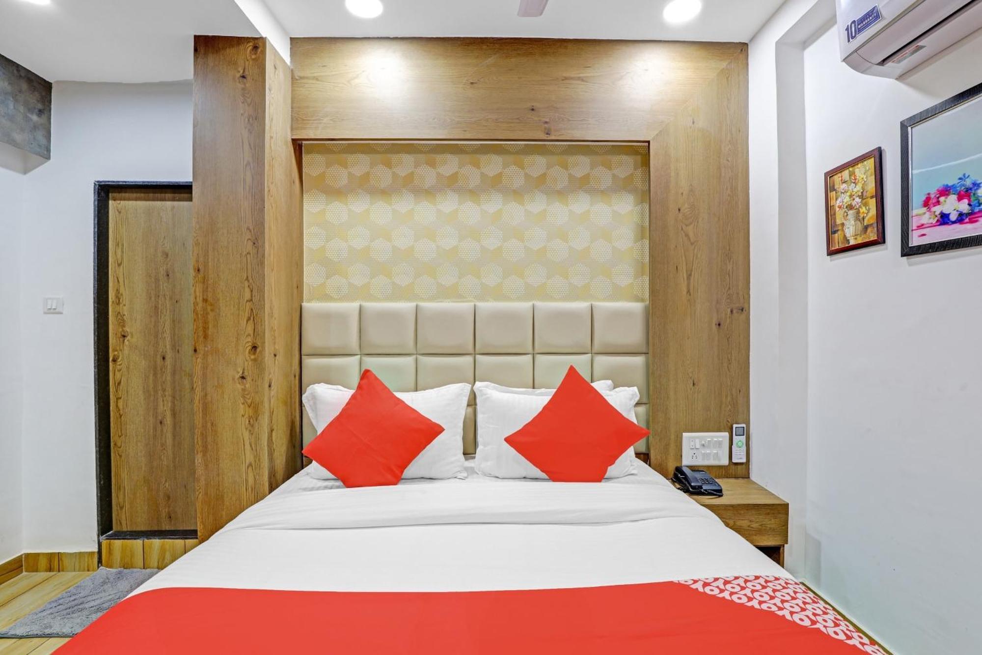 אחמדאבאד Hotel O R S Palace מראה חיצוני תמונה